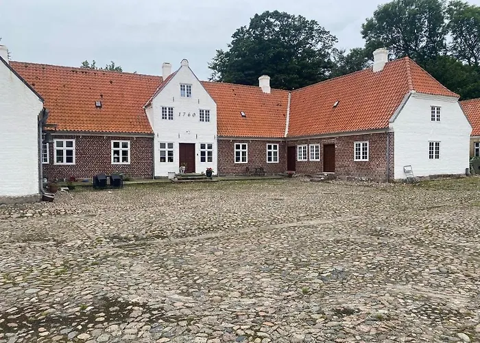 Апартаменты In Family-owned, Historic Manor *