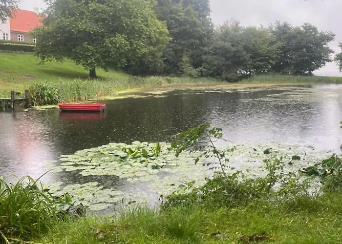 In Family-owned, Historic Manor Апартаменты Thyholm